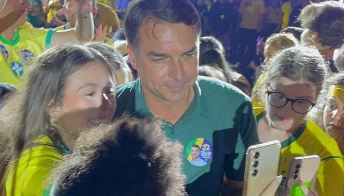 Flávio Bolsonaro mobiliza apoiadores em Guarulhos no encerramento da campanha eleitoral