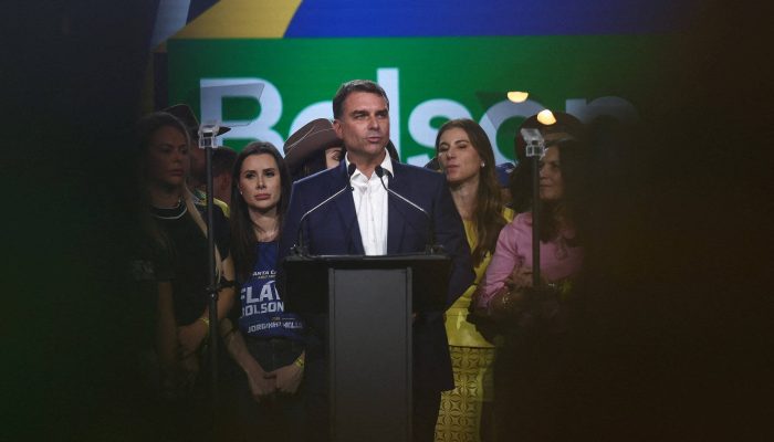 Flávio Bolsonaro planeja conselho de campanha para superar isolamento político