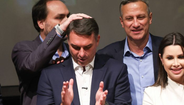 Flávio Bolsonaro: programa promete "tesouraço na censura" enquanto campanha pede bloqueio de perfis