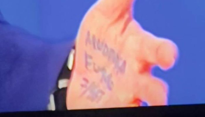 Flávio Bolsonaro recorre a anotações na mão durante sabatina na TV Globo