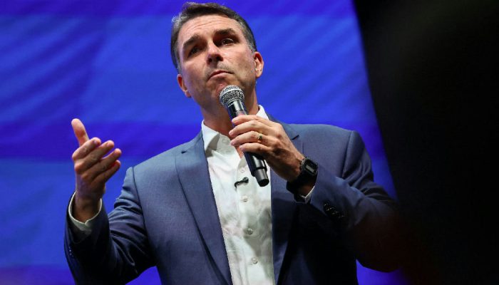 Flávio Bolsonaro reverte decisão e confirma presença em debate presidencial da Band