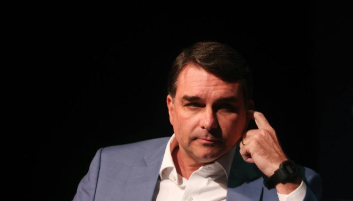 Flávio Bolsonaro se esquiva sobre voto na escala 6x1 e defende liberdade para jornada de trabalho