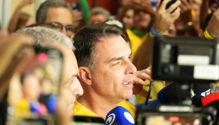 Flávio Bolsonaro terceiriza contas de filme e mantém sigilo sobre fundo dos EUA