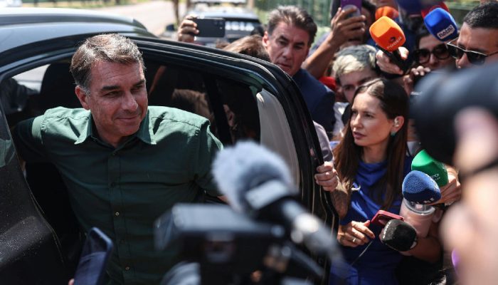 Flávio Bolsonaro visita Jair e relata otimismo do pai com resultados do primeiro turno