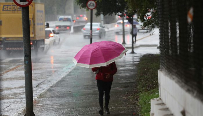 Frente fria traz chuva e queda acentuada de temperatura para São Paulo nesta terça