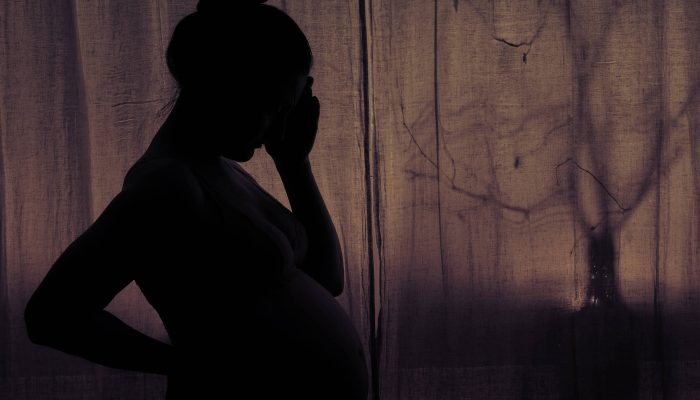 Gestantes e mães recentes enfrentam risco quase dobrado de violência psicológica, aponta estudo da USP