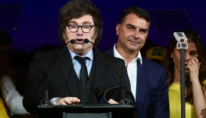 Governo brasileiro chama representante de Javier Milei após fuga de Flávio Bolsonaro pela Argentina