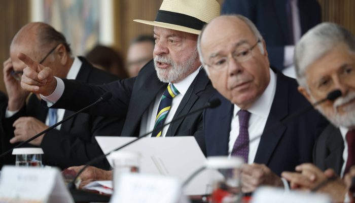 Governo Lula mantém cautela e evita embate direto com Javier Milei