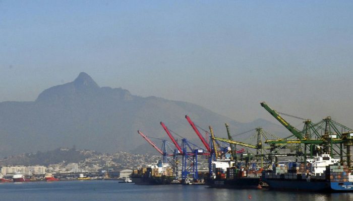 Governo reduz projeção de superávit comercial para 2026 após oscilação do petróleo