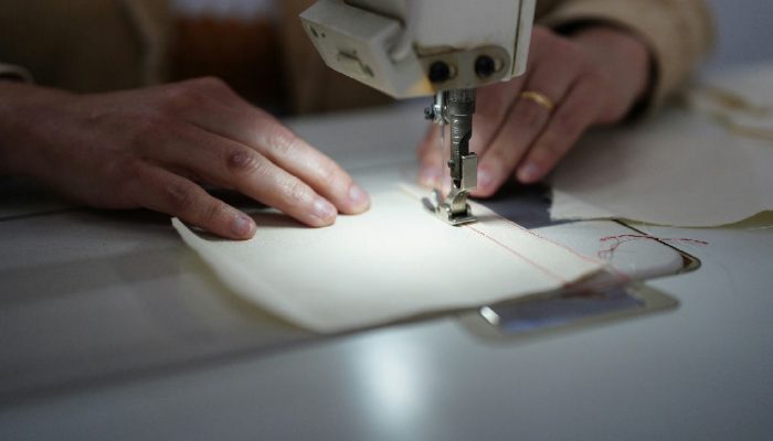 Guarulhos oferece curso gratuito de costureiro sob medida para qualificação profissional