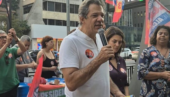 Haddad mobiliza por Lula em São Paulo e critica Flávio Bolsonaro na disputa presidencial