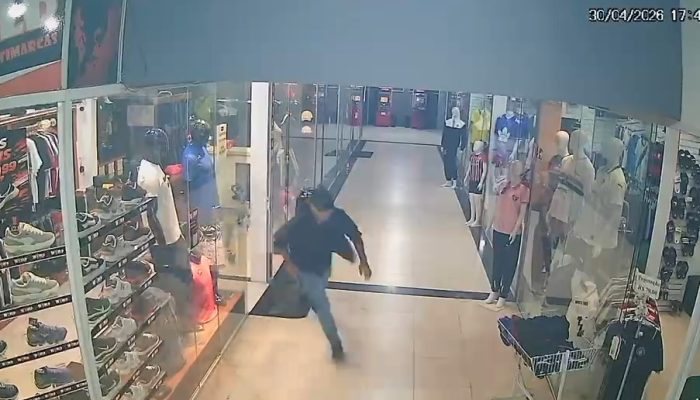 al. Durante a briga, o suspeito atira contra a vítima. Na sequência, ele deixa o