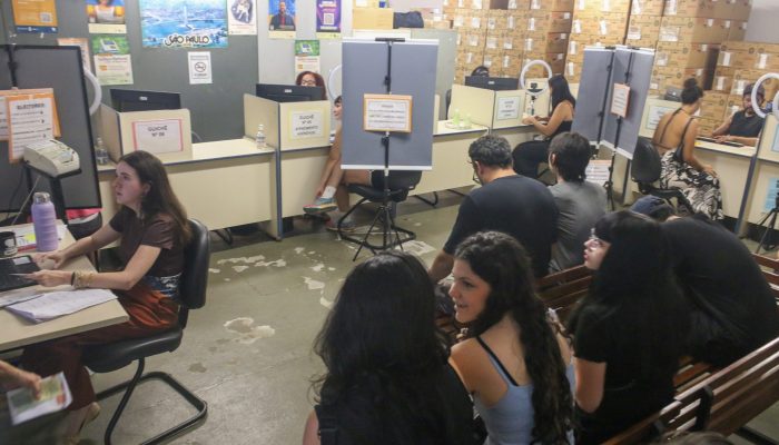 ordem de chegada e respeito às prioridades na fila. Somente durante os plantões