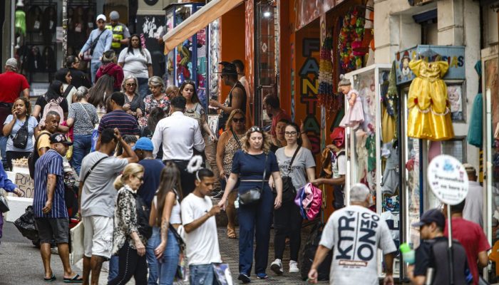 e-emprego-explicam-vendas-no-comercio-em-patamar-recorde">Crédito e emprego explicam vendas no comér