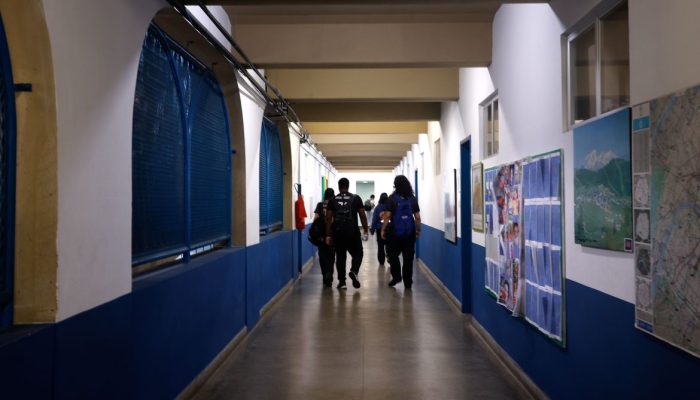 uma pesquisa sobre clima escolar realizada com 136 gestores de 105 escolas públi