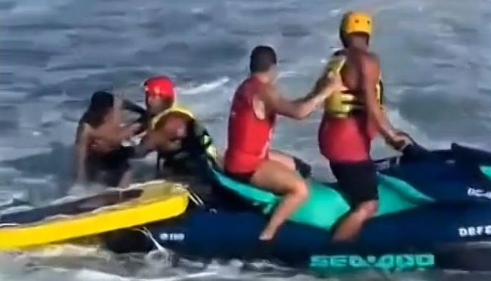 Defesa Civil resgata surfista de 26 anos após duas horas à deriva com luxação em Maricá