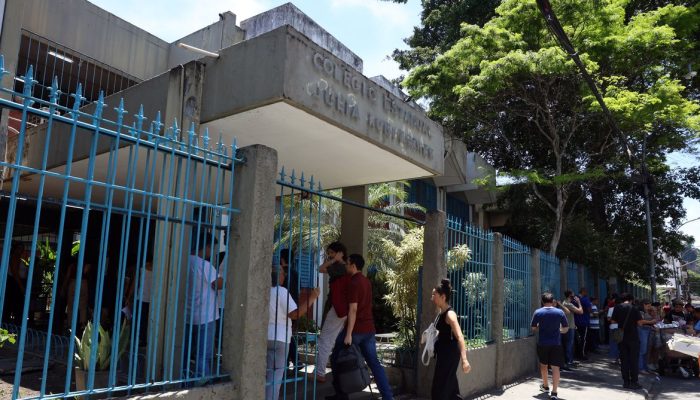 prazo indeterminado. No entanto, até 31 de maio, as redes municipais, estaduais