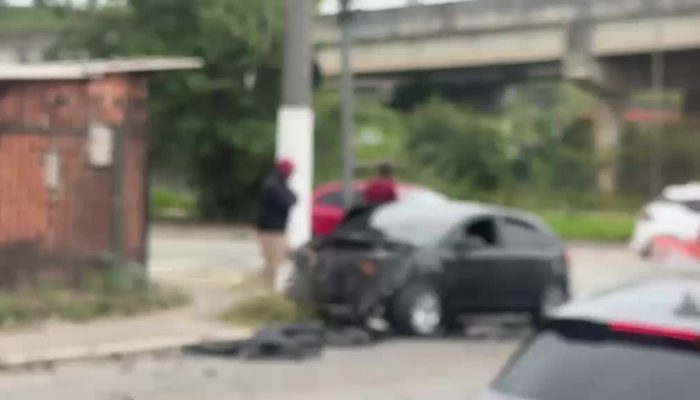 Batida entre carro e ônibus deixa três feridos no Parque São Rafael