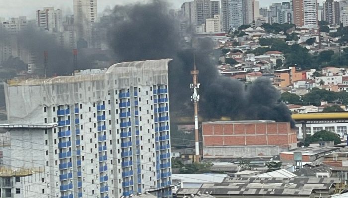 Fumaça de incêndio é vista na Mooca Renata Bitar/TV Globo