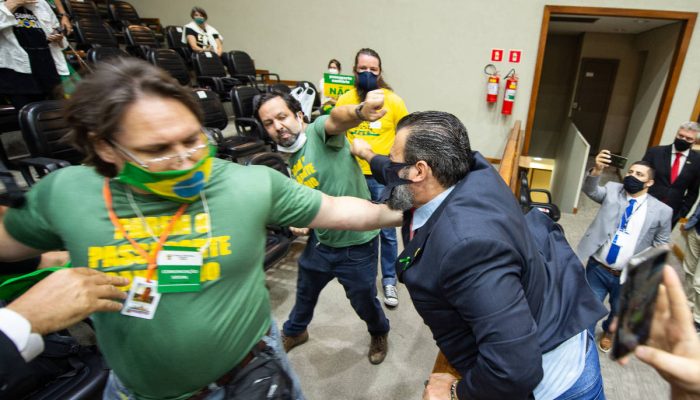 Manifestantes contra a vacina confrontam vereadores na Câmara Municipal de Porto Alegre, durante votação do passaporte sanitário, em 2021