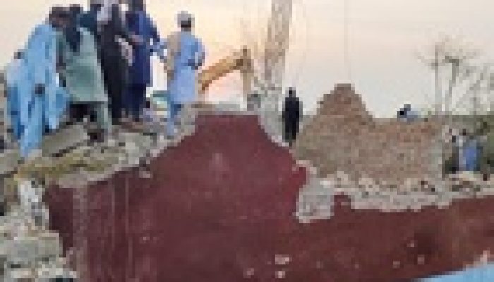 Paquistão: Ataque coordenado com carro-bomba e emboscada mata 12 policiais em Bannu