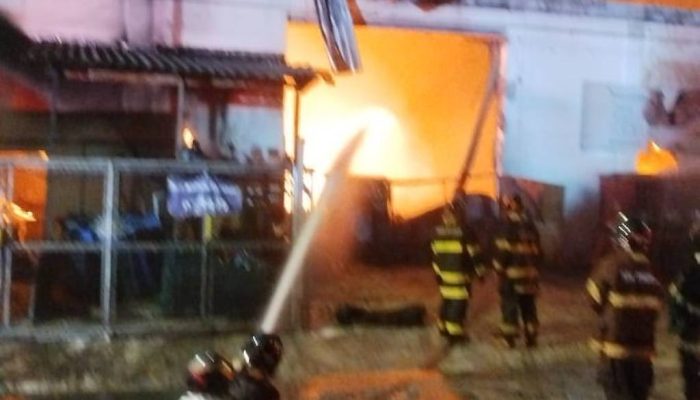 Incêndio destrói fábrica de velas em Mauá e mobiliza grande operação dos bombeiros