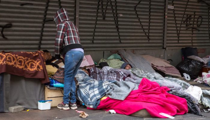 Moradores de rua se protegem do frio no centro de São Paulo Celso Tavares/G1