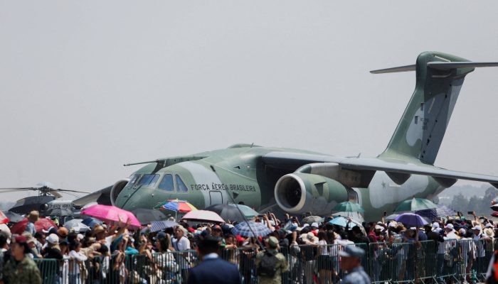 Embraer intensifica negociações para vender avião militar C-390 a Colômbia e Chile