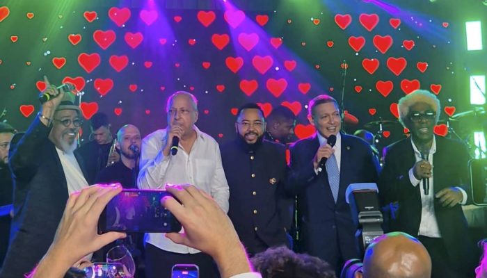 O novo presidente do TSE, Kassio Nunes Marques, canta com Jorge Aragão, Sombrinha, Dudu Nobre e Ivo Meirelles em festa de comemoração após solenidade