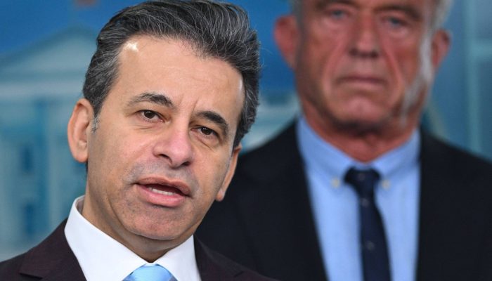 Makary se desliga da FDA após mandato marcado por polêmicas nos EUA