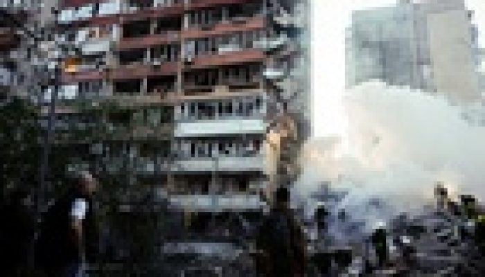 Capital ucraniana sob ataque russo deixa prédios em ruínas e mobiliza resgate em Kiev
