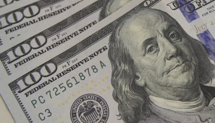 volta das 13h, antes de desacelerar no fim da tarde. O dólar comercial acumulou