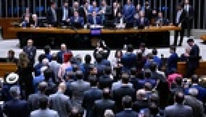 Debate sobre fim da escala 6x1 avança na Câmara enquanto governo detalha investimentos