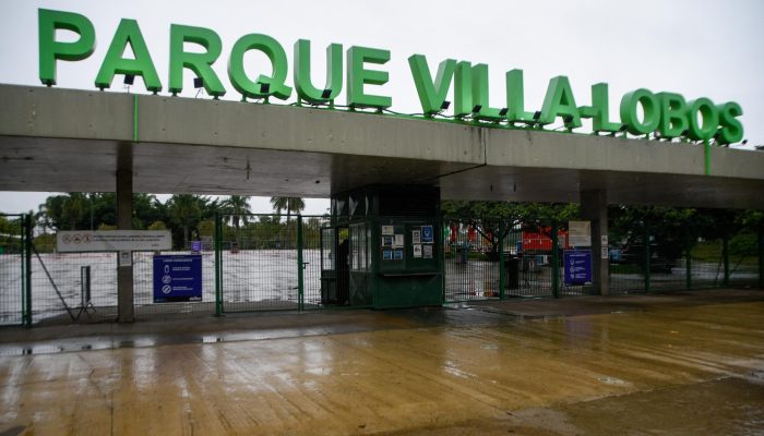 tões fechados do Parque Villa Lobos na cidade de São Paulo, neste sábado (6), po