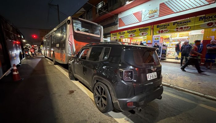 Carro onde estava idoso baleado durante assalto na Zona Oeste Abraão Cruz/TV Globo