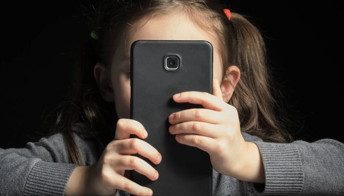 Crianças hoje tem livre acesso a conteúdos por streaming no celular e computador - Roman - stock.adobe.com