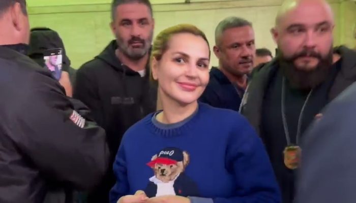 Deolane Bezerra na saída da sede da Polícia Civil em SP William Santos/TV Globo