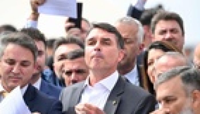 Saída de marqueteiro de Flávio Bolsonaro revela atrito entre alas do PL