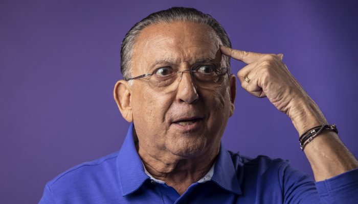 uma cirurgia na coluna na manhã deste sábado (23). O procedimento eletivo de cor