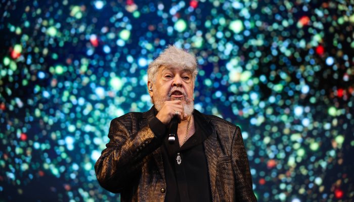 Sidney Magal brilha na Virada Cultural com rosas e carisma, celebrando a música e a vida