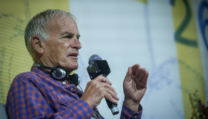Norman Finkelstein atrai multidão e forte segurança em debate na Feira do Livro