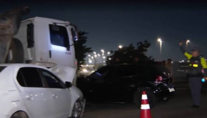 Acidente grave na zona leste de SP: racha de caminhões fere quatro pessoas