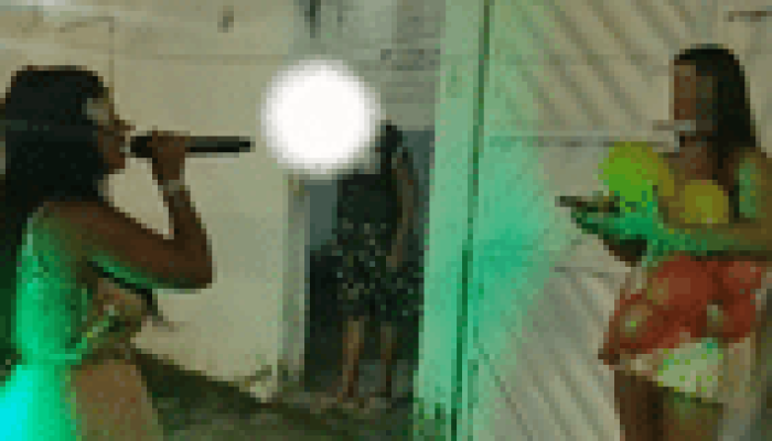 Interrupção viral: idosa confronta cantora durante homenagem romântica em Feira de Santana