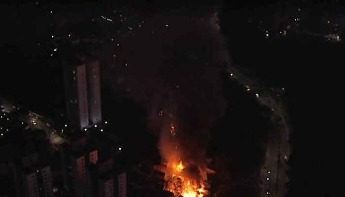 Grande incêndio consome dez casas em comunidade da Vila Andrade, São Paulo