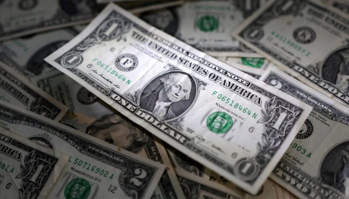 Dólar opera em queda após adiamento de negociações entre Estados Unidos e Irã