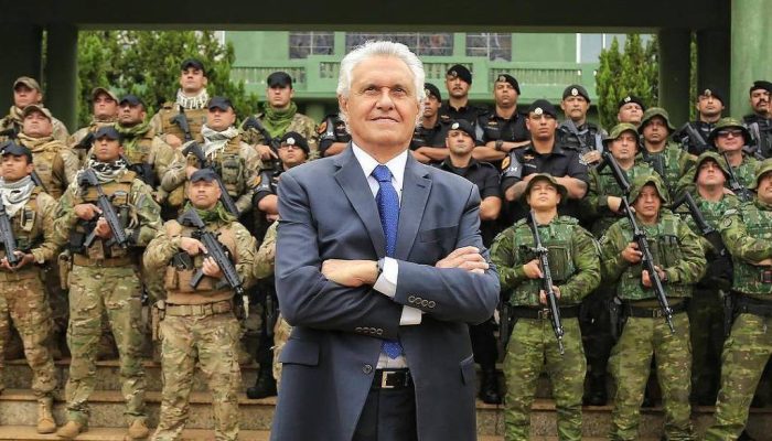 Ronaldo Caiado recepciona, enquanto era governador de Goiás, policiais do estado em frente ao Palácio das Esmeraldas, sede do governo - Secretaria de Comunicação do Governo de Goiá
