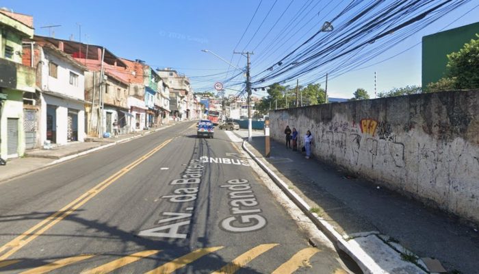 uma mulher que perdeu o controle no momento do acidente. A Polícia Militar não i
