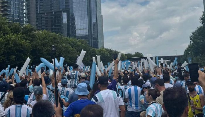 Festa argentina toma Dallas com cânticos sobre Maradona e Pelé antes de jogo crucial