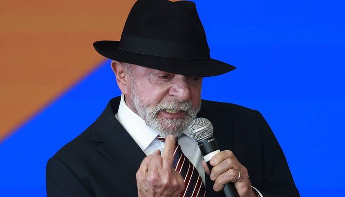 Presidente Lula mostra o dedo do meio durante cerimônia no Palácio do Planalto no início de julho. - Cristiano Mariz/Agência O Globo -03.jul.2026