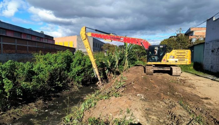 Guarulhos avança na limpeza de córregos com remoção de 41 toneladas de detritos na Cidade Satélite